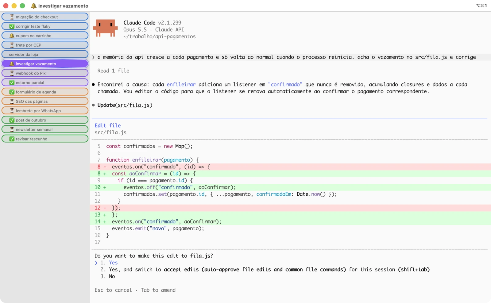 iTerm2 com a coluna de abas à esquerda: catorze sessões em quatro cores, cada uma com o glifo de trabalhando, esperando ou terminou e o assunto no nome. A aberta, "investigar vazamento", mostra o Claude Code esperando a permissão pra editar src/fila.js